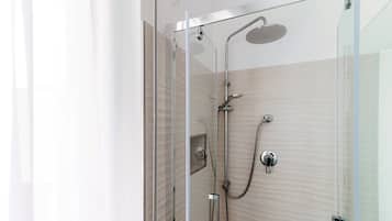 Apartamento | Baño | Ducha, secador de pelo, toallas y jabón