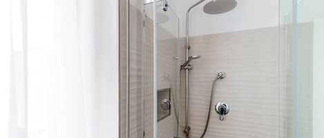 Apartment | Badezimmer | Dusche, Haartrockner, Handtücher, Seife