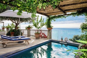Piscina stagionale all'aperto, lettini