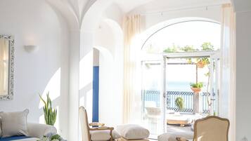 Panoramic-Villa, eigener Pool, Meerblick | Wohnbereich | 32-Zoll-Flachbildfernseher mit Digitalempfang