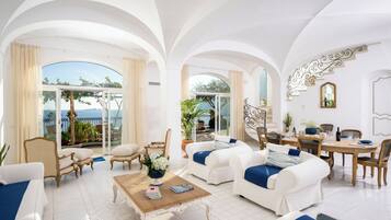 Panoramic-Villa, eigener Pool, Meerblick | Wohnbereich | 32-Zoll-Flachbildfernseher mit Digitalempfang