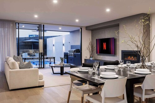 The Grey House - Luxe Entertainer with Heated Pool