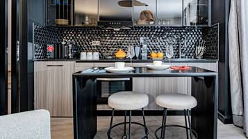 Coffee/tea maker, fridge, microwave, oven