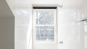 Ducha, secador de pelo y toallas