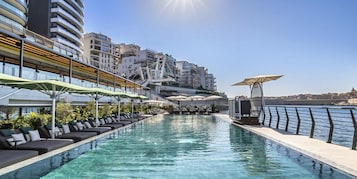 Una piscina cubierta, una piscina al aire libre