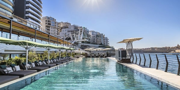 Indoor pool, outdoor pool - Best View Fortina Luxury Suites (Sliema)