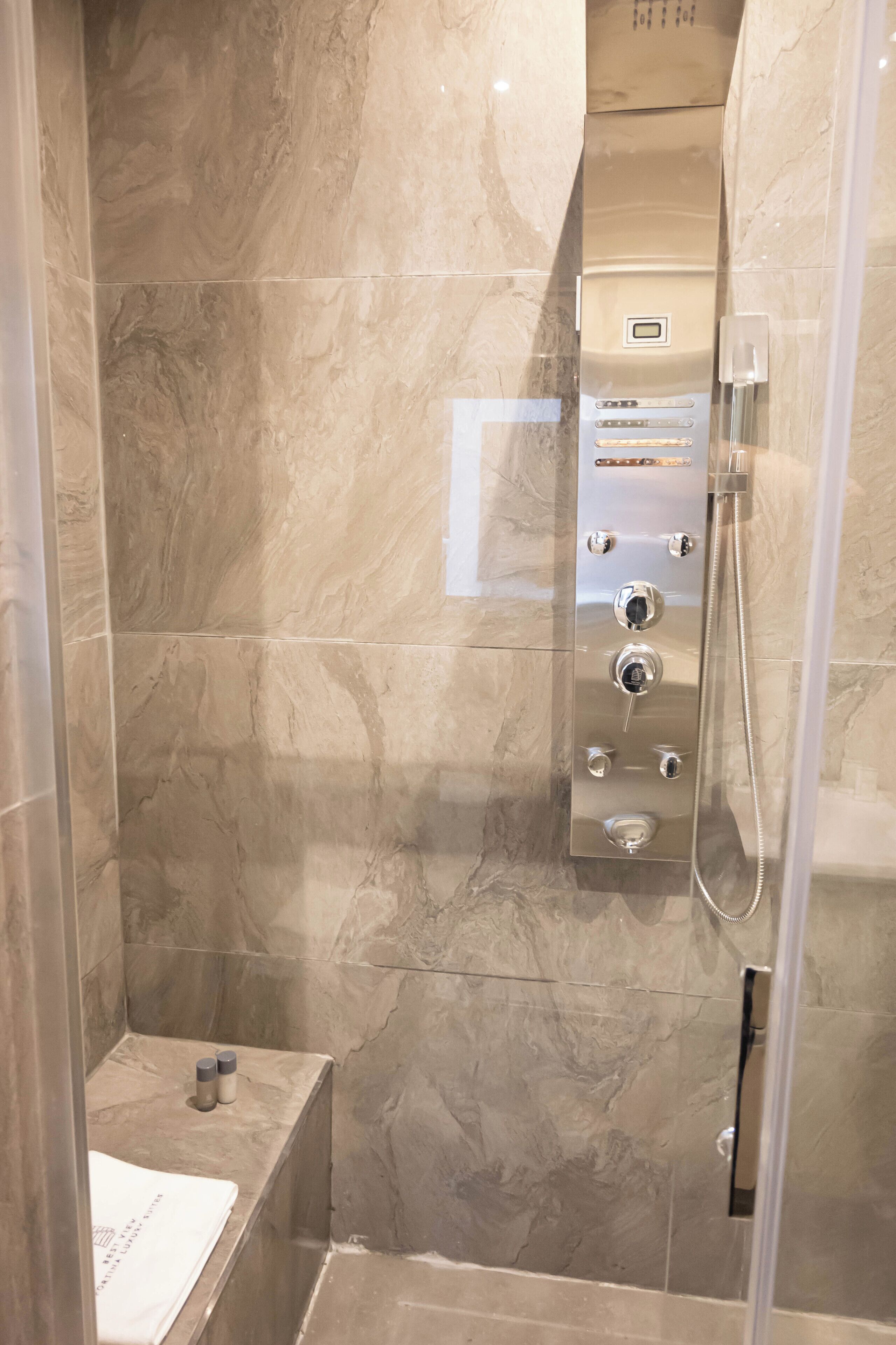 Asciugacapelli, accappatoio, pantofole, sapone