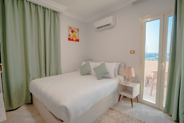 أغطية فراش متميزة وأسرّة سليكت كومفورت وخزنة داخل الغرفة وواي فاي مجانًا