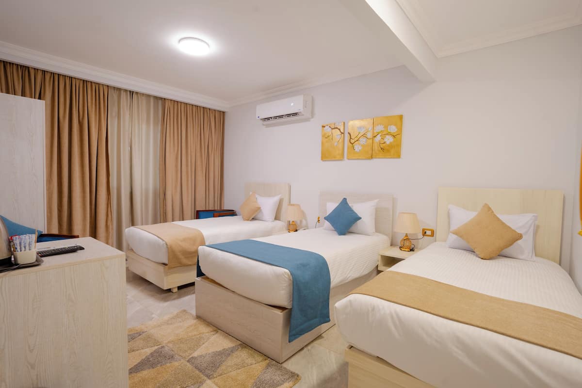 Chambre Triple Supérieure | Literie de qualité supérieure, matelas Select Comfort