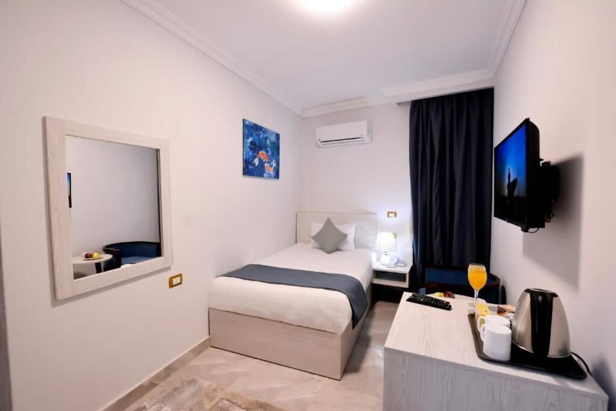 Standard Single Room, Balcony, City View | Premium bedding, Select Comfort beds, in-room safe, free WiFi