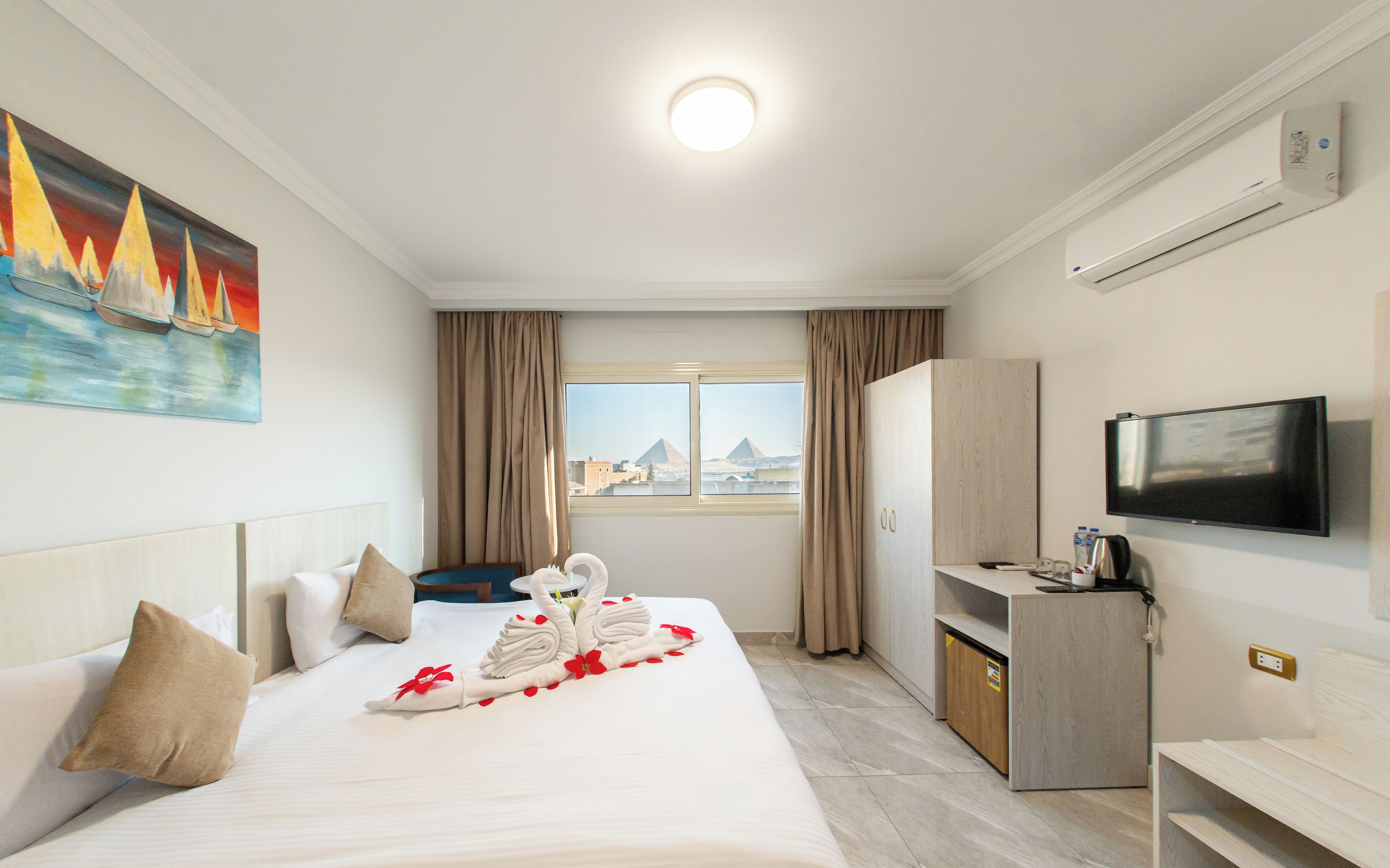 Kahden hengen deluxe-huone | Ylelliset vuodevaatteet, Select Comfort -patjalliset sängyt