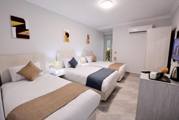 Superior Triple Room - Pyramids and museum view | Roupas de cama premium, camas Select Comfort, cofres nos quartos