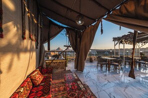 Terrace/patio - Topview Pyramids And Museum (Giza)