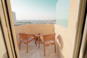 Quarto solteiro standard, sacada, vista para a cidade | Roupas de cama premium, camas Select Comfort, cofres nos quartos