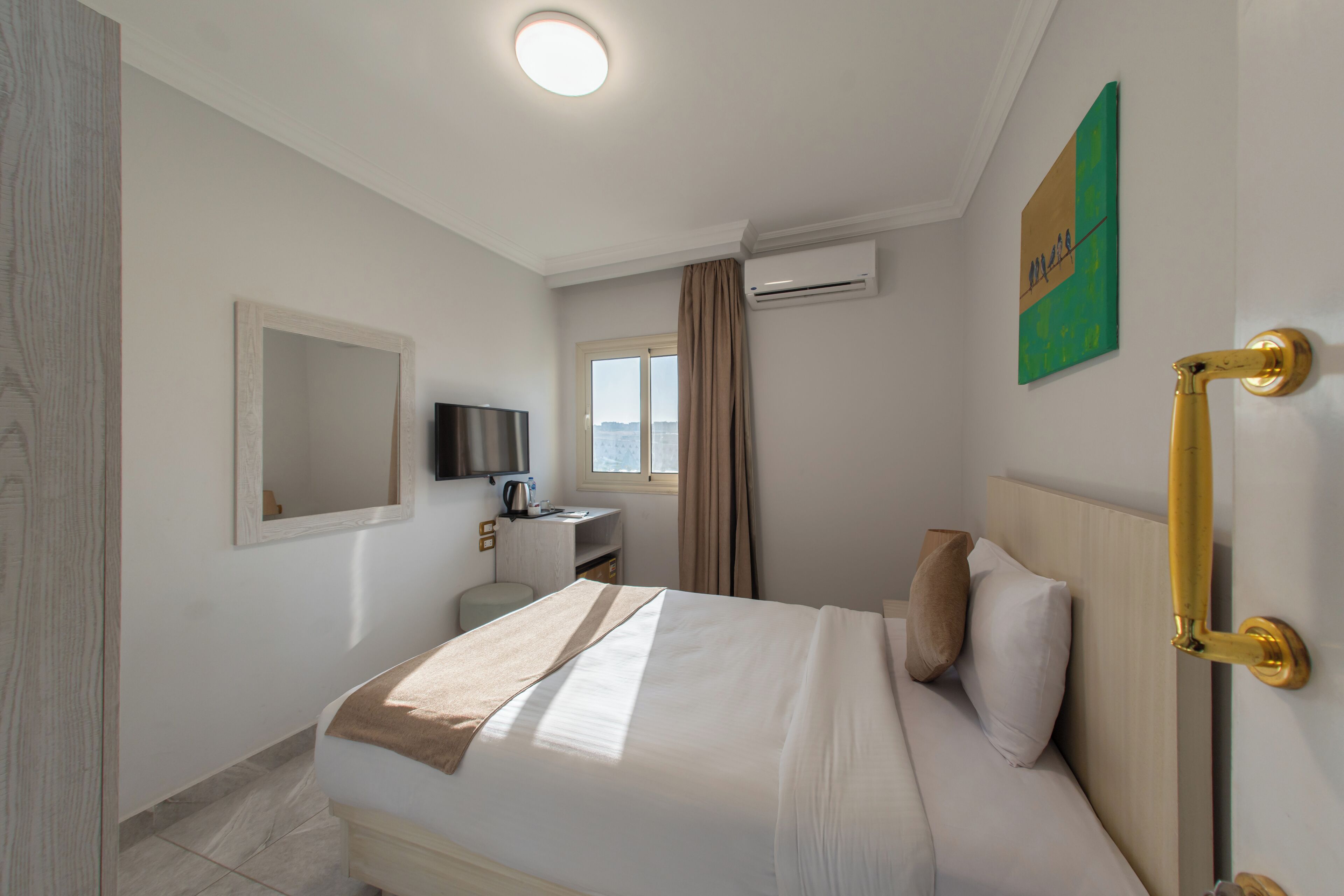 أغطية فراش متميزة وأسرّة سليكت كومفورت وخزنة داخل الغرفة وواي فاي مجانًا