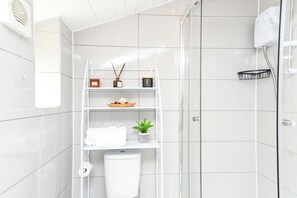 Hårtork, handdukar, tvål och schampo