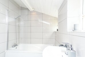 Haartrockner, Handtücher, Seife, Shampoo