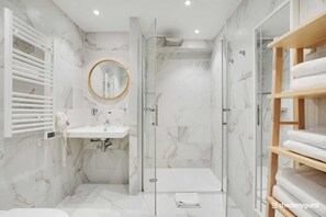 City Apartment, City View | Bathroom - Résidence Paris Rochechouart (Paris)