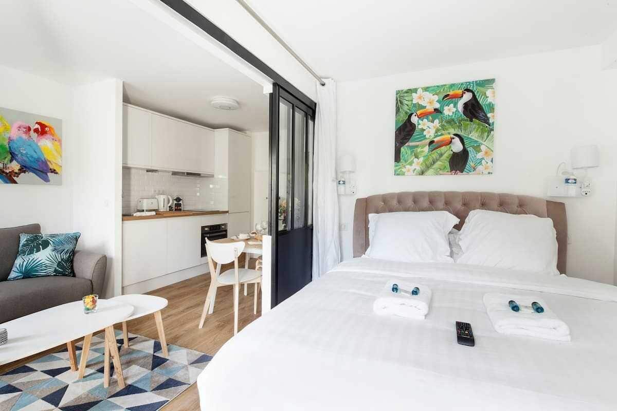 Une chambre d’hôtel comprenant un lit, un bureau, un canapé et un coin cuisine.