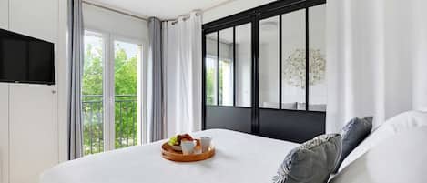 City Apartment, City View | Blackout curtains, iron/ironing board, free WiFi