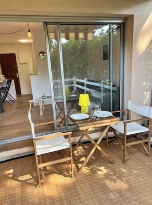 تناول الطعام بالخارج