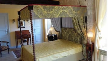 3 bedrooms, bed sheets