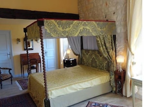 3 bedrooms, bed sheets