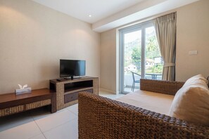 Smart TV - Charming 1-bedroom apartment with AC and WiFi in enchanting Karon (Karon)