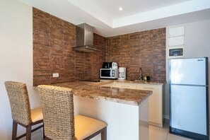 Fridge, microwave, stovetop, coffee/tea maker - Charming 1-bedroom apartment with AC and WiFi in enchanting Karon (Karon)