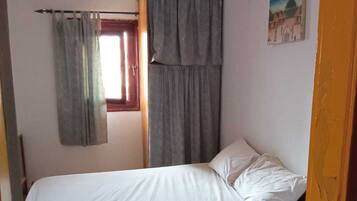 3 chambres, fer et planche à repasser, Wi-Fi, draps fournis