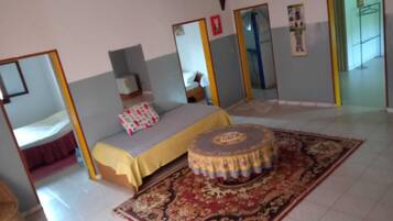 3 chambres, fer et planche à repasser, Wi-Fi, draps fournis