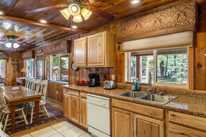 Fridge, microwave, stovetop, dishwasher - Lazy Trout Big 10 Lodge (Greer)