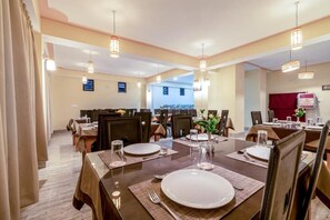 Dining - Magellan's The Golden Bridge Hotel (Chungthang)