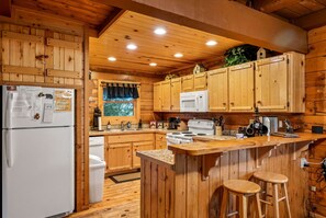 Kjøleskap, mikrobølgeovn, ovn og kokeplater