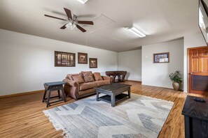 Televisión, chimenea y futbolito 