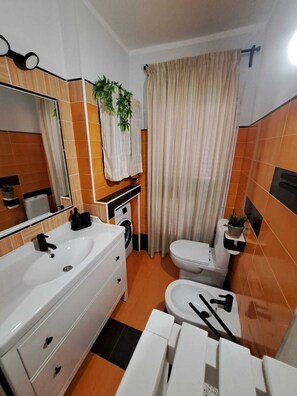 Hårtørrer, bidet, håndklæder, Sæbe