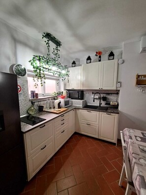 ثلاجة، ميكروويف، فرن، موقد طهي مسطح