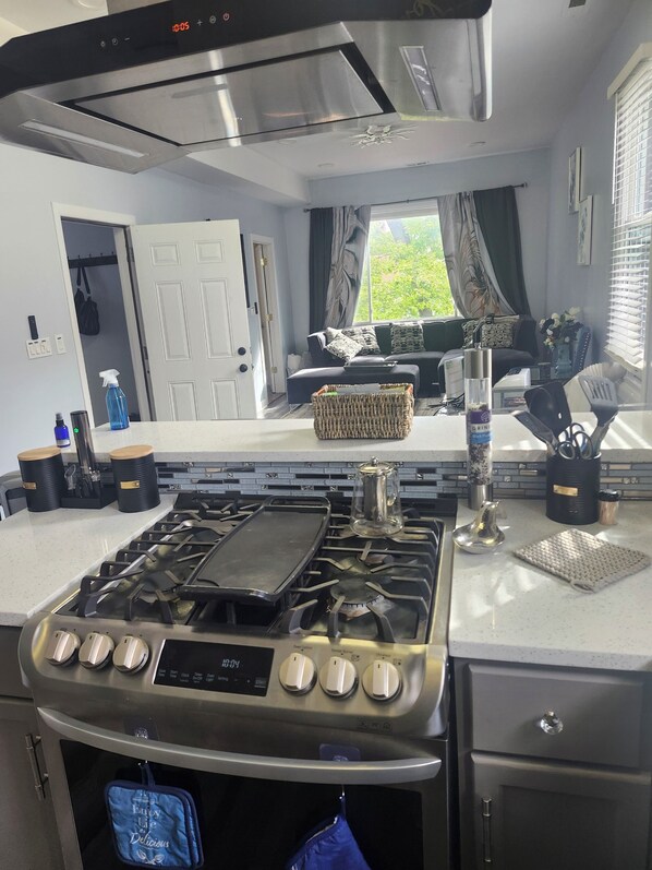 冷蔵庫、電子レンジ、オーブン、コンロ