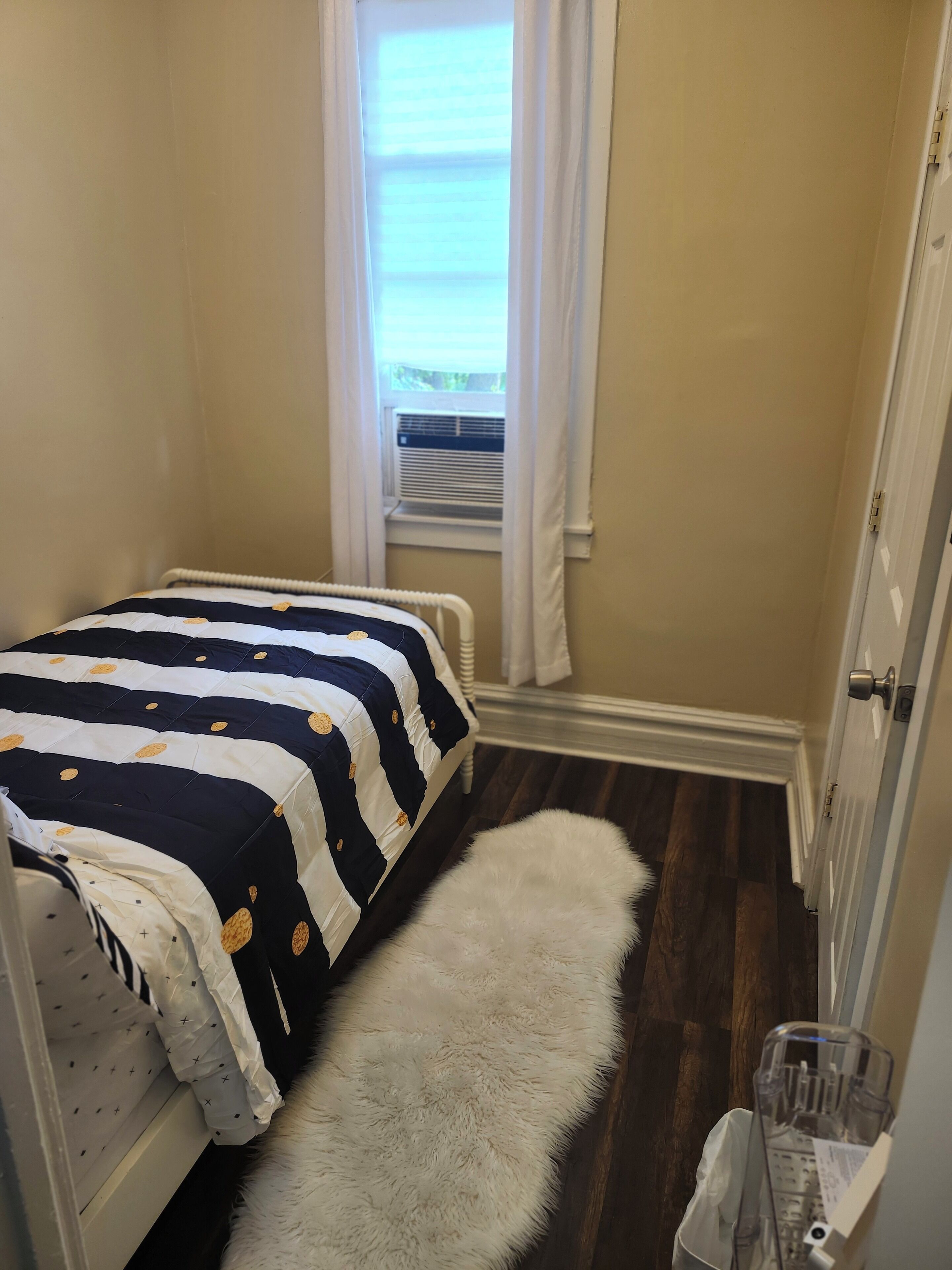 3 bedrooms, desk, iron/ironing board, WiFi (free)