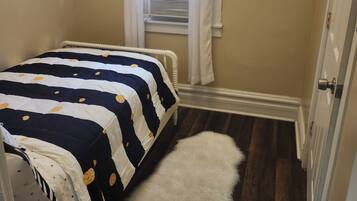 3 bedrooms, desk, iron/ironing board, WiFi (free)