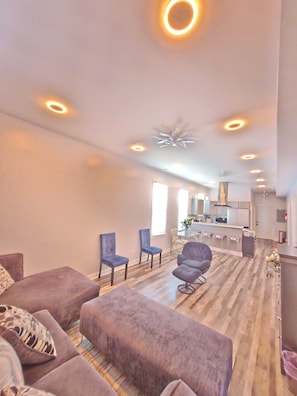 Smart TV, music library, computer monitors - Charming Newly Updated  3-bed Chicago Apartment. Extended Stay Discount (Chicago)