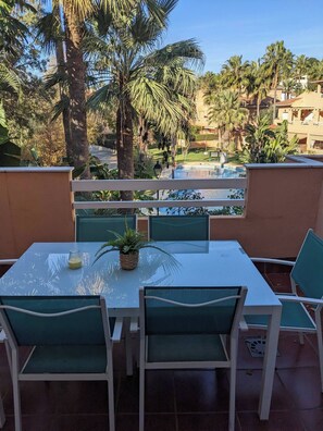 Outdoor dining - Cabopino Beach Dunes Apartment (Marbella)