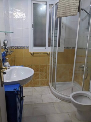 Shower, bidet, towels, soap - Cabopino Beach Dunes Apartment (Marbella)