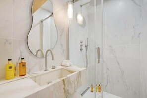 Shower, hair dryer - ONIRI - Sublime Serviced 2-BR - Place Vendôme (Paris)