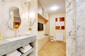 Shower, hair dryer, towels