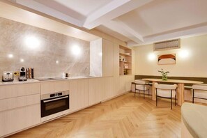 Frigorifero, microonde, forno, piano cottura