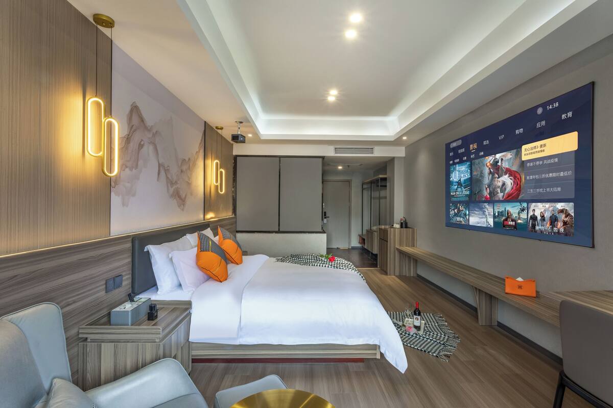 1 bedroom, desk, laptop workspace, blackout drapes