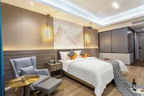 Kamar Double Premier, 1 Tempat Tidur Queen, balkon, pemandangan kota | 1 kamar tidur, meja kerja, dan ruang kerja ramah laptop