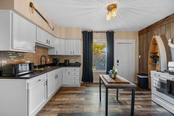 Køleskab, mikrobølgeovn, ovn, kogeplade