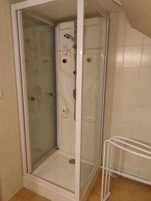 Serviettes fournies, savon, papier toilette